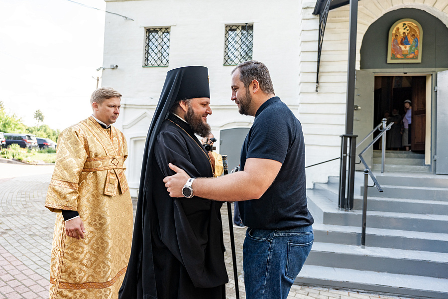 Архиерейское богослужение в Иоанно-Предтеченском храме города Чехова в праздник Рождества Пророка, Предтечи и Крестителя Господня Иоанна